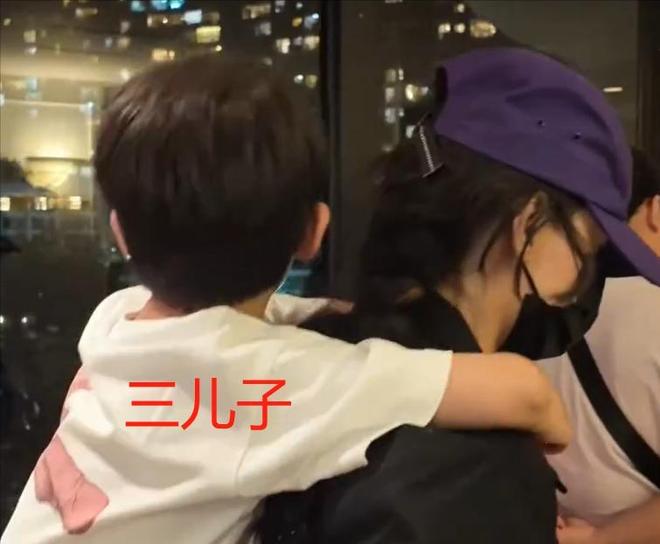 馆看儿子比赛15岁谢振南霸气扣球很帅气！PG电子麻将胡了试玩张柏芝现身上海某体育(图12)