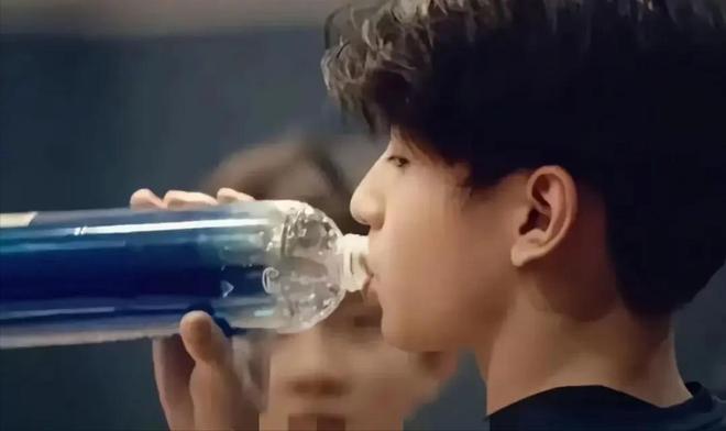 馆看儿子比赛15岁谢振南霸气扣球很帅气！PG电子麻将胡了试玩张柏芝现身上海某体育(图16)